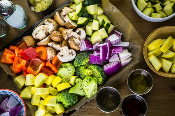 Légumes mélangés sur table — Photo