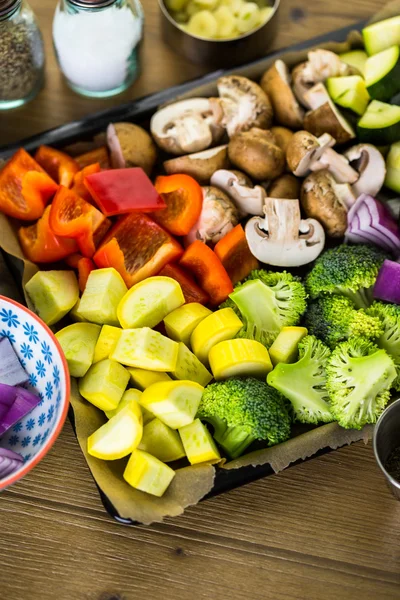 Légumes mélangés sur table — Photo