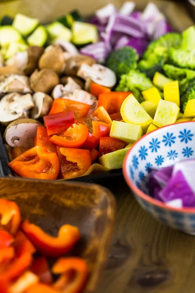 Légumes mélangés sur table — Photo