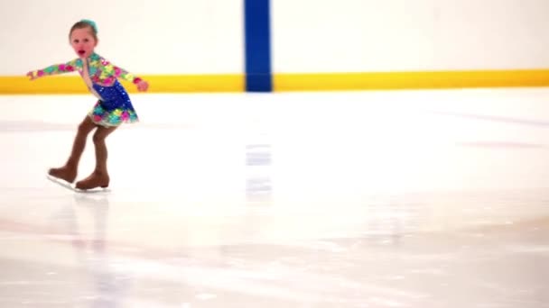 Junge Eiskunstläuferin übt — Stockvideo