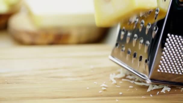 Металева тертка і сир — стокове відео