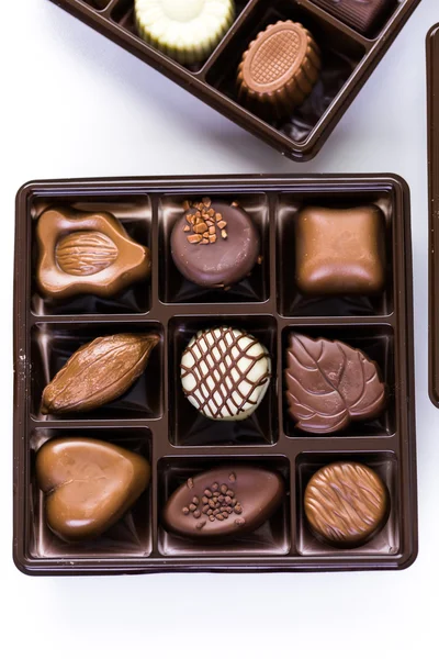 Kutuda çeşitli çikolatalar. — Stok fotoğraf