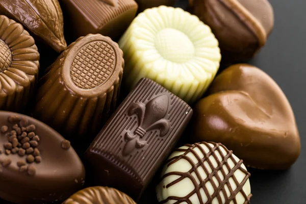 Chocolates surtidos de cerca —  Fotos de Stock