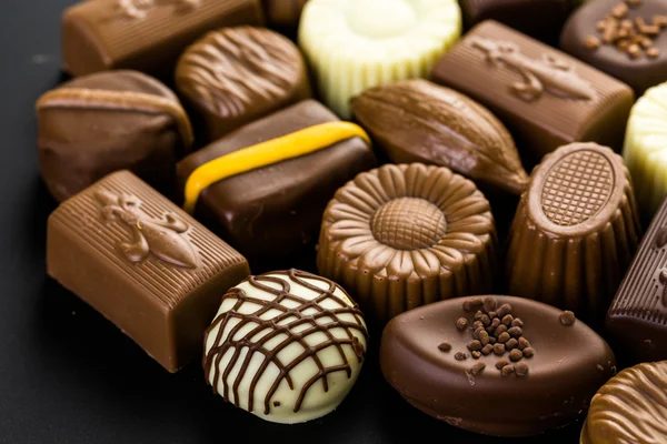 Çeşitli çikolatalar yakın çekim — Stok fotoğraf