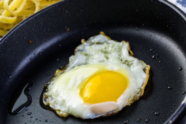Tavada kızarmış yumurta.