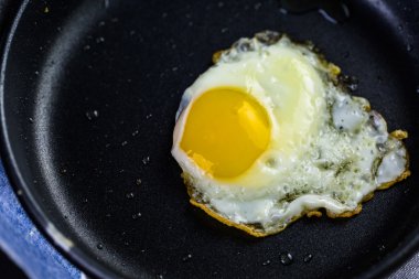 Tavada kızarmış yumurta.