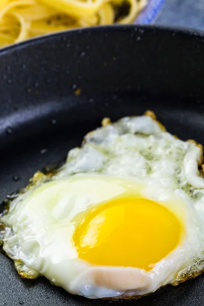 Krokante ei op koekenpan. — Stockfoto