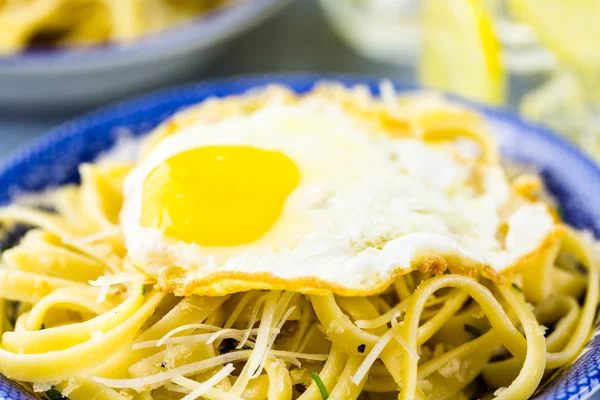 ताजा पास्ता पेंगाटेटो क्रिस्पी अंडे के साथ — स्टॉक फ़ोटो, इमेज