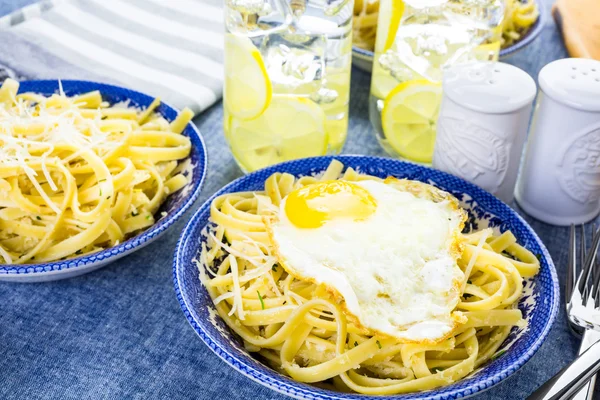 Verse pasta pangrattato met krokante eieren — Stockfoto