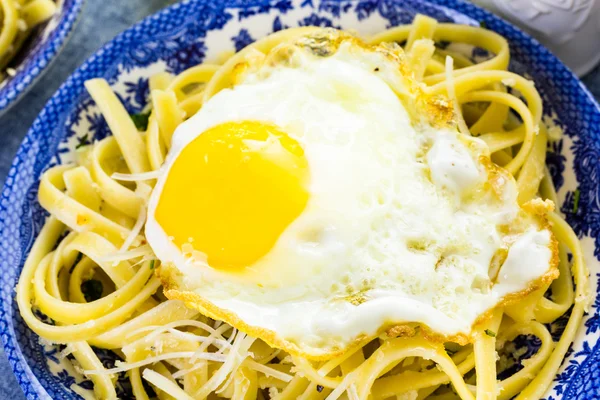 Verse pasta pangrattato met krokante eieren — Stockfoto