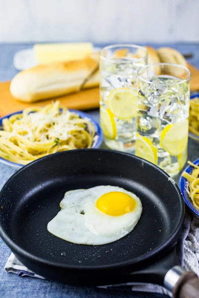 Taze makarna pangrattato gevrek yumurta ile — Stok fotoğraf