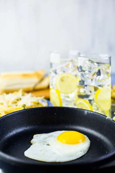 Verse pasta pangrattato met krokante eieren — Stockfoto