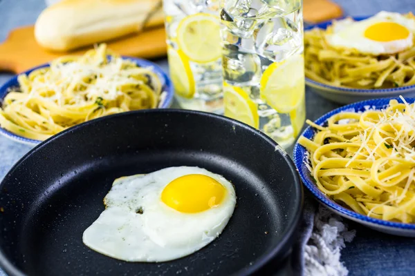 Taze makarna pangrattato gevrek yumurta ile — Stok fotoğraf