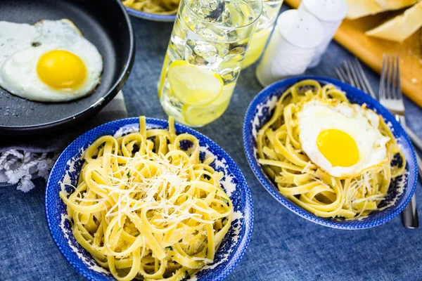 Verse pasta pangrattato met krokante eieren — Stockfoto