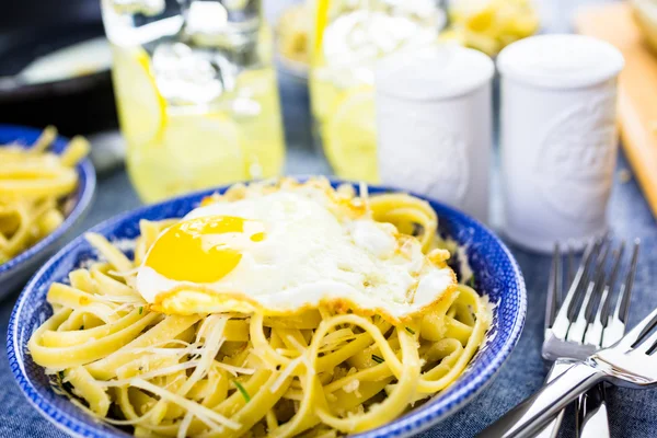 Verse pasta pangrattato met krokante eieren — Stockfoto