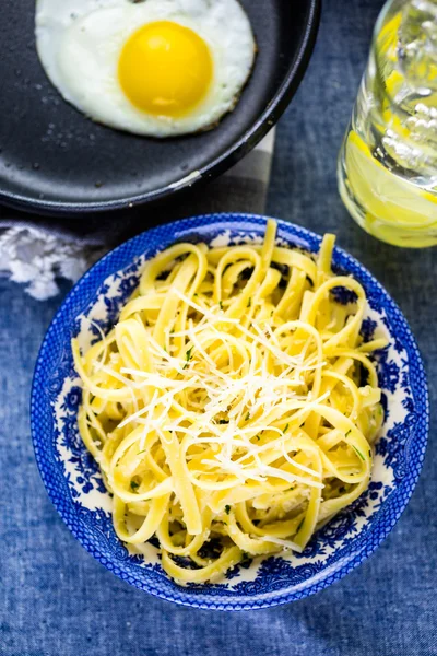 Verse pasta pangrattato met krokante eieren — Stockfoto