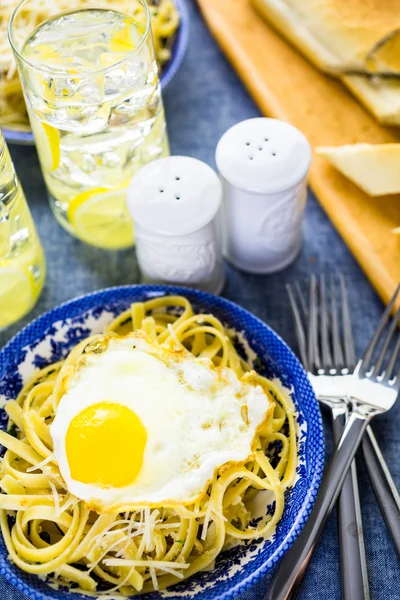 Frische Pasta Pangrattato mit knusprigen Eiern — Stockfoto