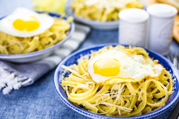 Taze makarna pangrattato gevrek yumurta ile — Stok fotoğraf