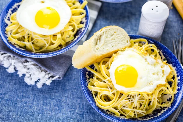 Verse pasta pangrattato met krokante eieren — Stockfoto