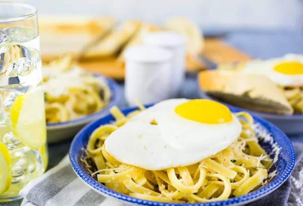 Pasta fresca pangrattato con huevos crujientes —  Fotos de Stock