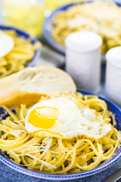Verse pasta pangrattato met krokante eieren — Stockfoto