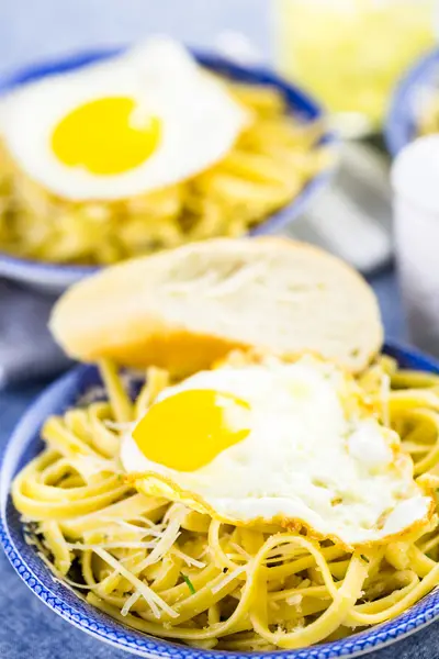 Pasta fresca pangrattato con uova croccanti — Foto Stock