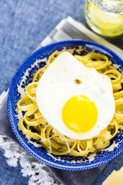 Verse pasta pangrattato met krokante eieren — Stockfoto