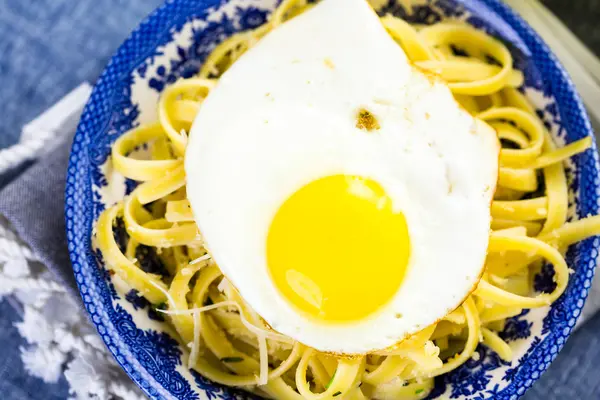 Pasta fresca pangrattato con huevos crujientes — Foto de Stock