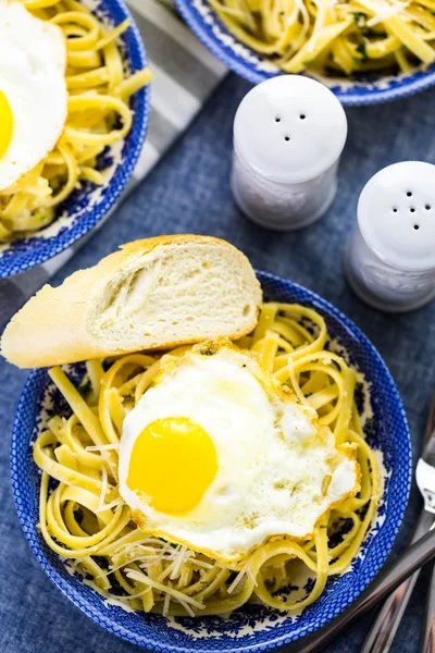 Pasta fresca pangrattato con huevos crujientes — Foto de Stock