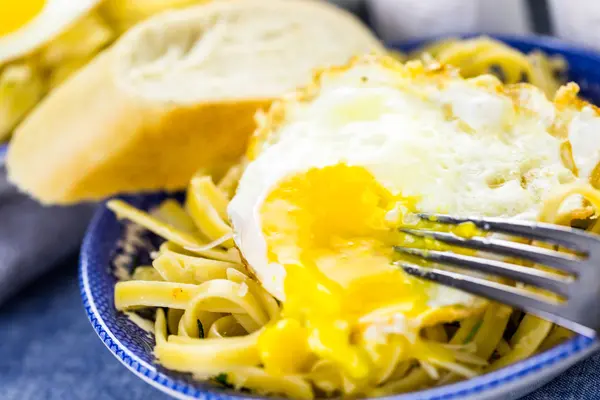 Pangrattato de macarrão fresco com ovos crocantes — Fotografia de Stock