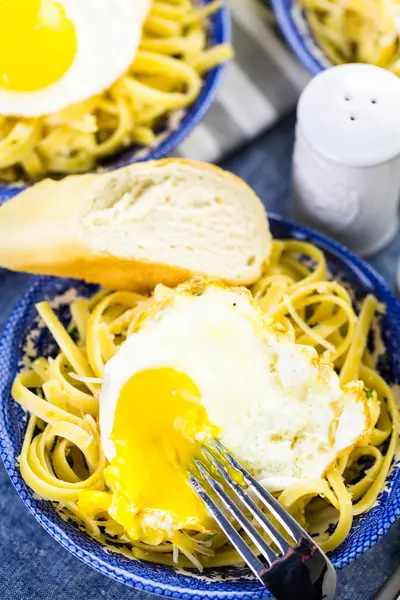 Verse pasta pangrattato met krokante eieren — Stockfoto