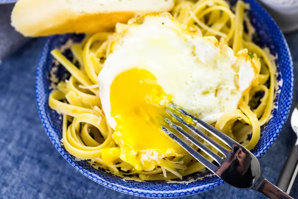Taze makarna pangrattato gevrek yumurta ile — Stok fotoğraf