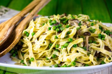 Fettuccine mantar ile yakın çekim