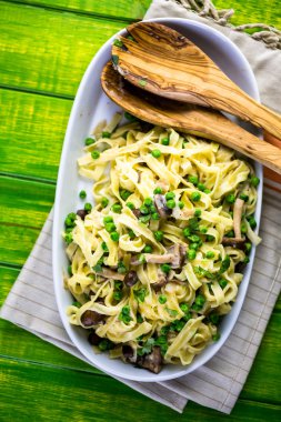 Fettuccine mantar ile yakın çekim