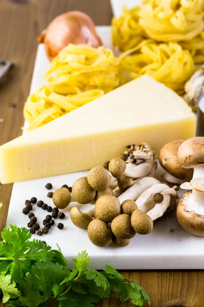 Ингредиенты для феттучини со сливочным грибным соусом — стоковое фото