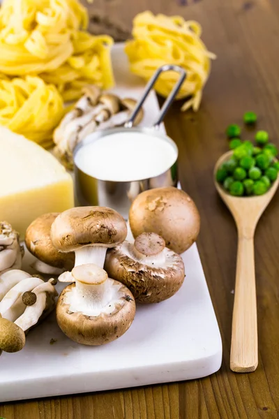 Ingrédients pour fettuccine avec sauce aux champignons crémeux — Photo