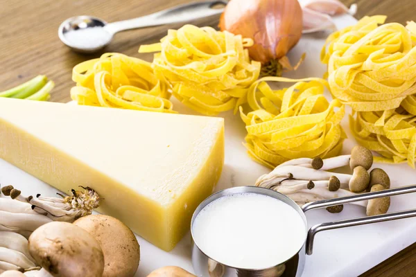 Ingrediënten voor fettuccine met romige champignonsaus — Stockfoto