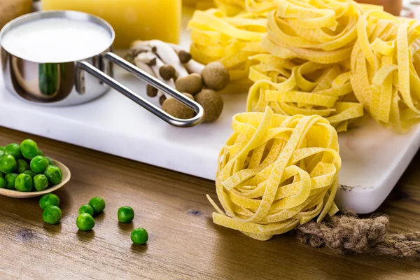 Kremalı mantar soslu fettuccine için malzemeler — Stok fotoğraf