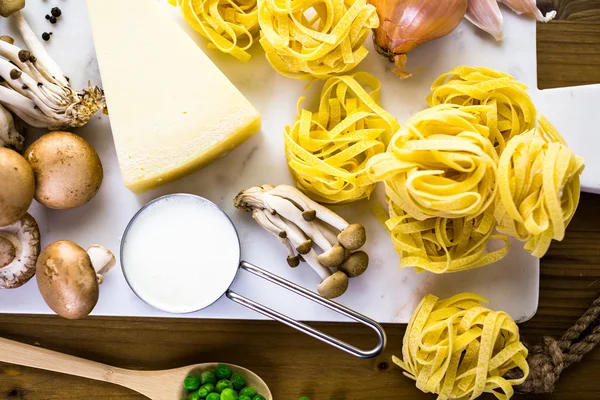 Ingredientes para fettuccine com molho de cogumelos cremoso — Fotografia de Stock