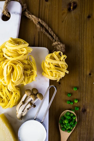 Ingrédients pour fettuccine avec sauce aux champignons crémeux — Photo