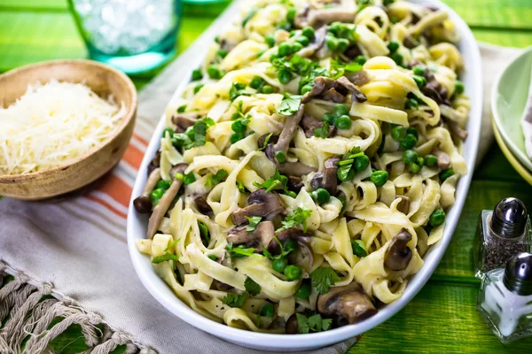 Fettuccine z pieczarkami z bliska — Zdjęcie stockowe