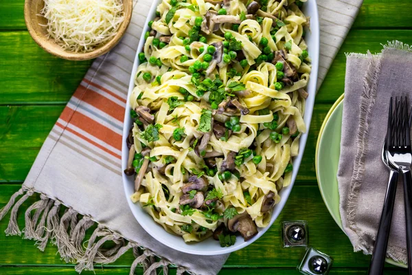 Fettuccine com cogumelos de perto — Fotografia de Stock