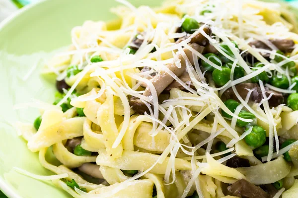 Fettuccine com cogumelos de perto — Fotografia de Stock