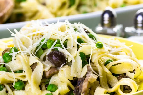 Fettuccine z pieczarkami z bliska — Zdjęcie stockowe