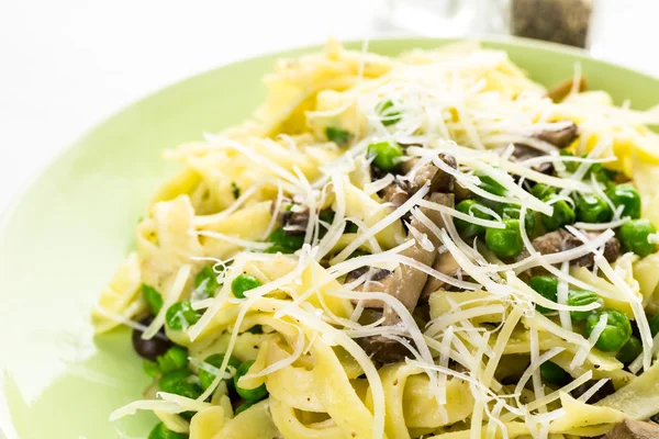 Fettuccine com cogumelos de perto — Fotografia de Stock