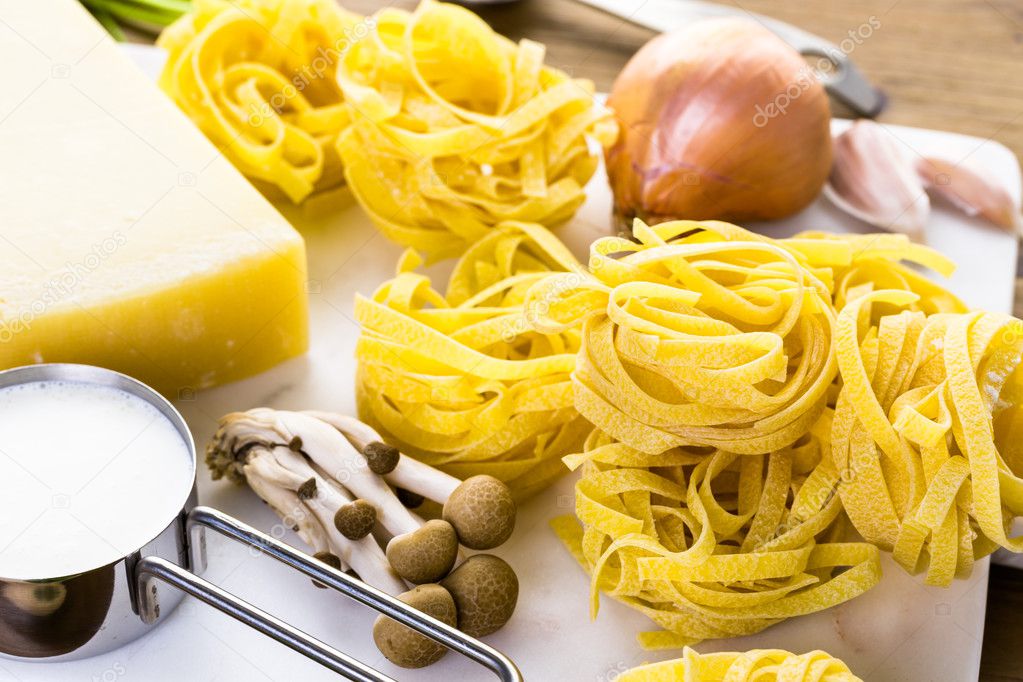 Ingredients for fettuccine with creamy mushroom sauce
