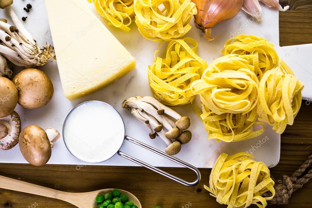 Ingredients for fettuccine with creamy mushroom sauce