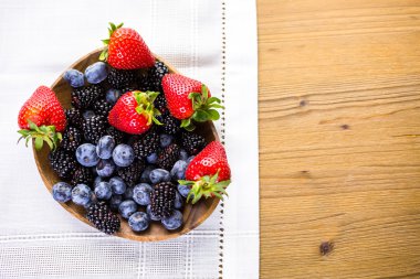 Organik taze karışık meyve