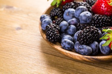 Organik taze karışık meyve