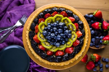 Taze meyve tart kek üzerine standı
